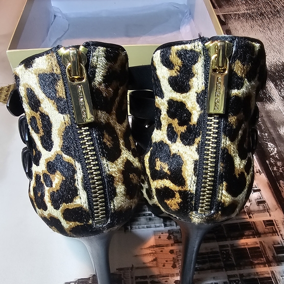 Michael kors leopard 3 buckle high heels women's size 9.5 with box !! - Picture 4 of 10